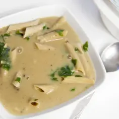 Ile kcal ma zupa grzybowa z makaronem? Sprawdź kaloryczność!